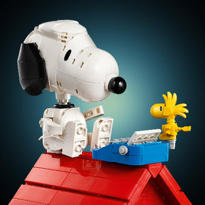 LEGO Ideas Peanuts: Snoopy's Doghouse